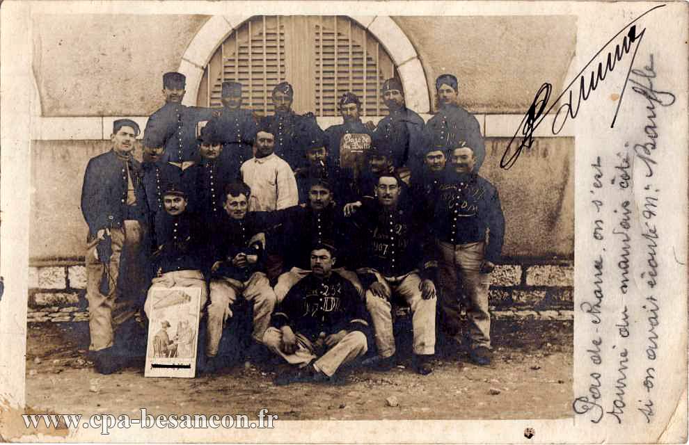 Groupe de militaires